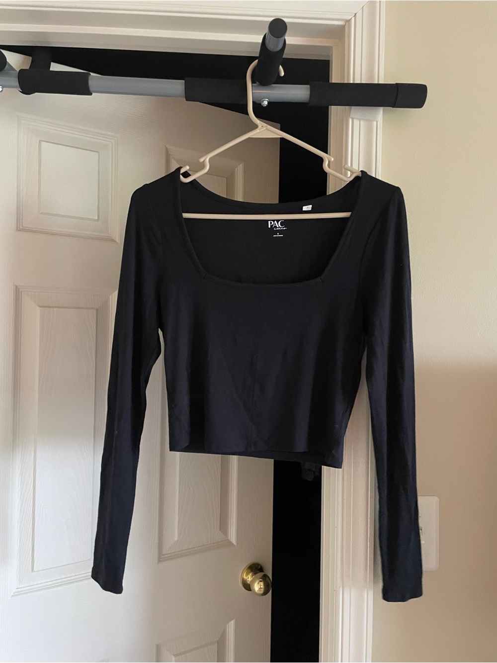 Black Long-Sleeve Square Neck Crop Top